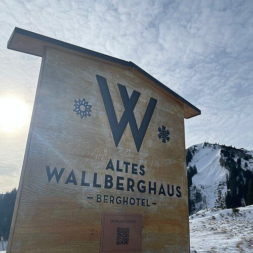 🏔️✨ Willkommen im Berghotel Altes Wallberghaus, eingebettet in die atemberaubende Natur des Tegernsees. Ein Rückzugsort,...